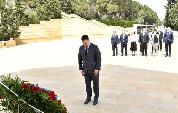 Estoniyalı deputatlar Şəhidlər xiyabanında – FOTO