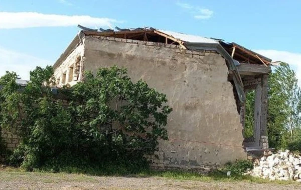 В Барде ветер снес крышу школы, находящейся в аварийном состоянии - ФОТО