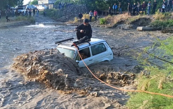 Xaçmazda çaya sel gəldi: Bir nəfər köməksiz qaldı - FOTO/VİDEO