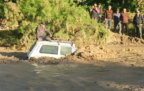 Xaçmazda çaya sel gəldi: Bir nəfər köməksiz qaldı - FOTO/VİDEO