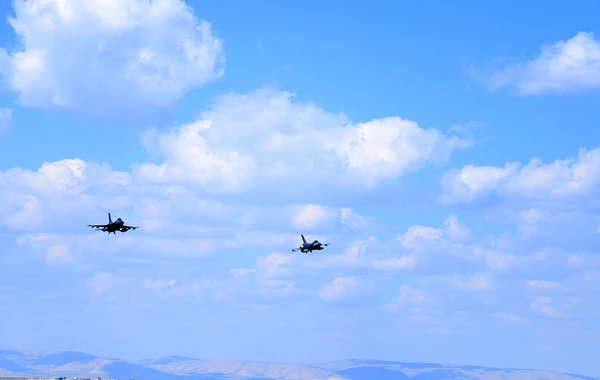 Azərbaycan hərbi pilotları beynəlxalq təlimdə tapşırıqları icra edib - VİDEO