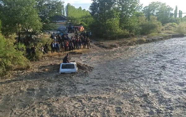 В Хачмазе спасли водителя, попавшего на машине под селевой поток - ВИДЕО