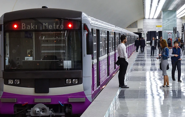 Bakı metrosunda gənc qızın halı pisləşdi