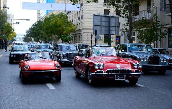 Sabah Bakıda klassik avtomobillərin yürüşü keçiriləcək