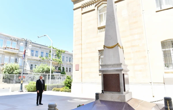 İlham Əliyev Azərbaycan Xalq Cümhuriyyətinin şərəfinə ucaldılmış abidəni ziyarət edib - FOTO