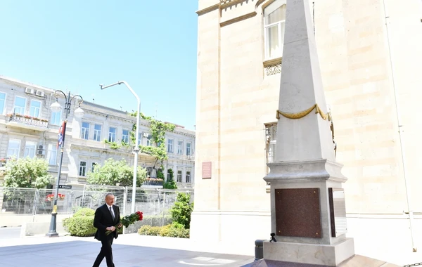 İlham Əliyev Azərbaycan Xalq Cümhuriyyətinin şərəfinə ucaldılmış abidəni ziyarət edib - FOTO