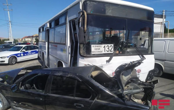 Bakıda avtobus BMW ilə toqquşub, xəsarət alanlar var - FOTO