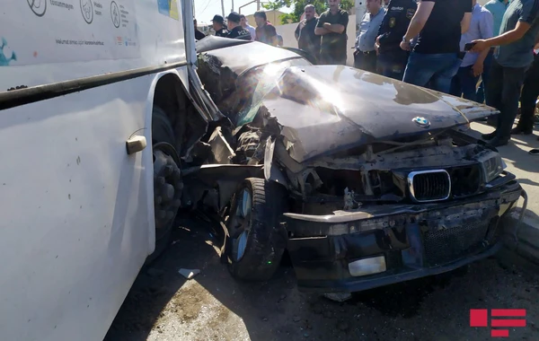 Bakıda avtobus BMW ilə toqquşub, xəsarət alanlar var - FOTO
