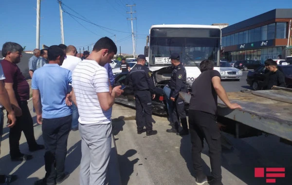 Bakıda avtobus BMW ilə toqquşub, xəsarət alanlar var - FOTO