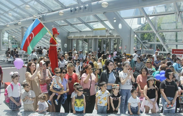 “İçərişəhər” stansiyasında azyaşlı sərnişinlərə bayram sürprizi - FOTO