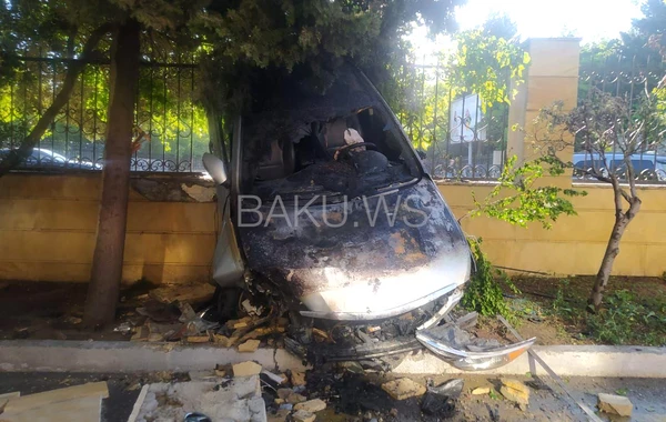 Bakıda hasarı aşaraq xəstəxananın həyətinə düşən avtomobilin YANMA VİDEOsu