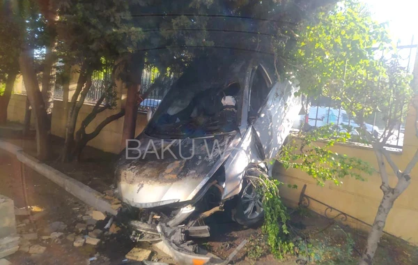 Bakıda hasarı aşaraq xəstəxananın həyətinə düşən avtomobilin YANMA VİDEOsu