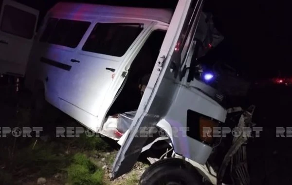Azərbaycanda Dəhşətli QƏZA: Mikroavtobus “KamAZ”la toqquşub: Ölən var - FOTO