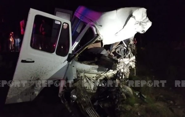 Azərbaycanda Dəhşətli QƏZA: Mikroavtobus “KamAZ”la toqquşub: Ölən var - FOTO