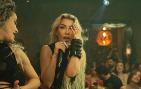 49 yaşlı Hande Yenerin geyimi qalmaqal yaratdı - FOTO/VİDEO