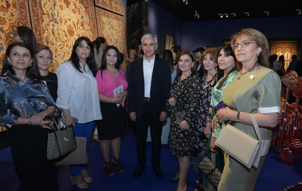 Heydər Əliyev Fondunun dəstəyi ilə yeni xalça kolleksiyası və kitab təqdim olunub - FOTO