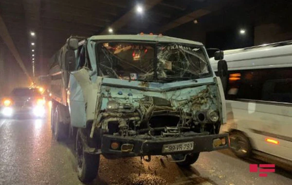 İki “KamAZ” toqquşdu, yolda tıxac yarandı – FOTO