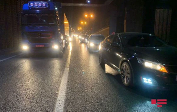 İki “KamAZ” toqquşdu, yolda tıxac yarandı – FOTO