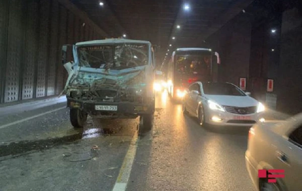İki “KamAZ” toqquşdu, yolda tıxac yarandı – FOTO