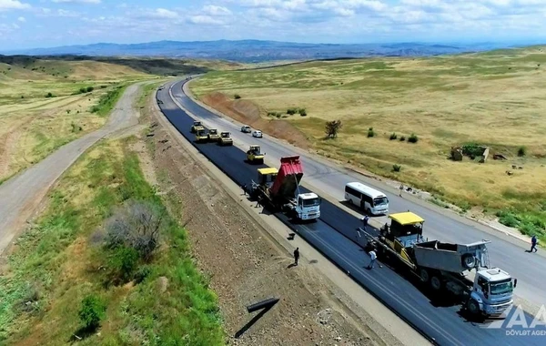 Şükürbəyli-Cəbrayıl-Hadrut yolunun 14 km hissəsində asfalt örtüyünün döşənməsi yekunlaşır