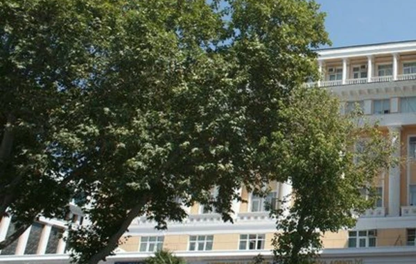 По поручению Президента ликвидируется незаконная парковка в центре Баку - ФОТО