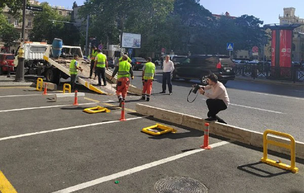 В центре Баку начался снос нашумевшей незаконной парковки - ФОТО/ВИДЕО
