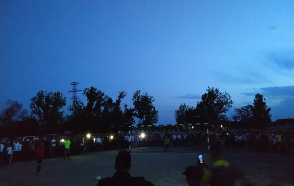 Azərbaycanda telefon işığında final oyunu keçirildi - FOTO