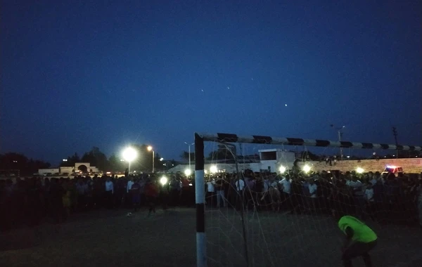 Azərbaycanda telefon işığında final oyunu keçirildi - FOTO