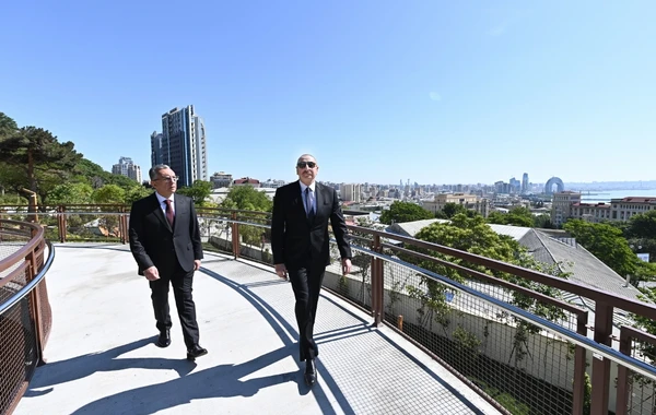 Prezident İlham Əliyev Bakıda yeni salınmış parkda - FOTO