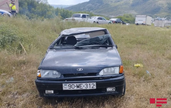 Şamaxıda avtomobil dərəyə aşdı: Bir ailənin beş üzvü xəsarət aldı - FOTO
