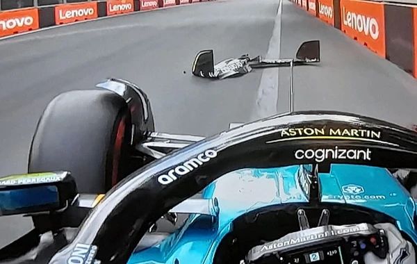 "Formula 1": Bakıdakı qəzadan sonra bolidin ön hissəsi qopub - FOTO
