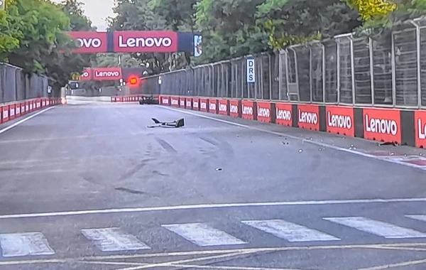 "Formula 1": Bakıdakı qəzadan sonra bolidin ön hissəsi qopub - FOTO