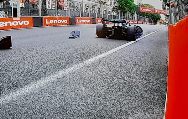 "Formula 1": Bakıdakı qəzadan sonra bolidin ön hissəsi qopub - FOTO