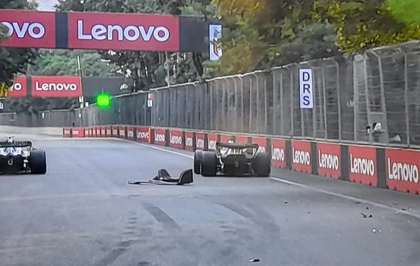 "Formula 1": Bakıdakı qəzadan sonra bolidin ön hissəsi qopub - FOTO