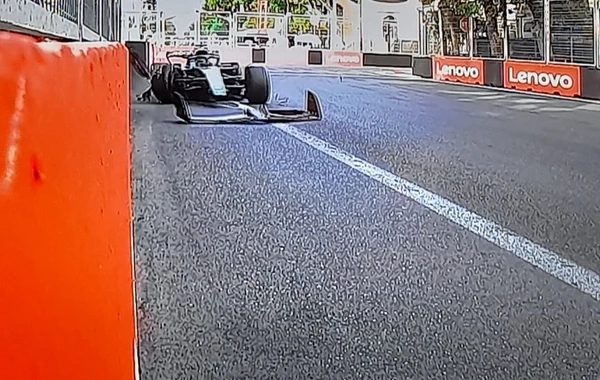 "Formula 1": Bakıdakı qəzadan sonra bolidin ön hissəsi qopub - FOTO