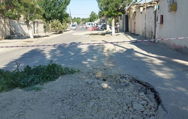 Sumqayıtda ötən ay təmir olunmuş yol yenə çökdü - FOTO