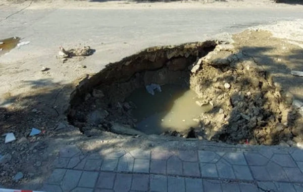 Sumqayıtda ötən ay təmir olunmuş yol yenə çökdü - FOTO