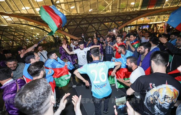 Tarix yazan millimiz Bakıda belə qarşılandı - FOTO/VİDEO