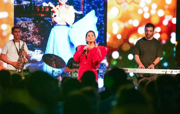 Lalə Məmmədova iddialı libasda konsert verdi - FOTO