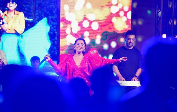 Lalə Məmmədova iddialı libasda konsert verdi - FOTO