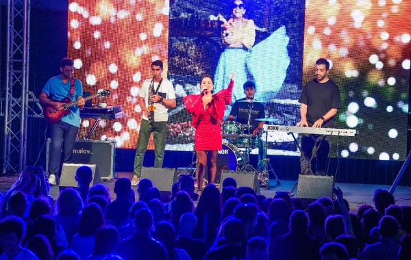 Lalə Məmmədova iddialı libasda konsert verdi - FOTO