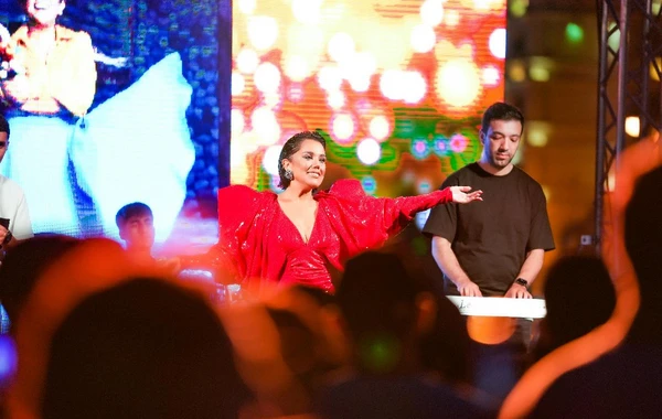 Lalə Məmmədova iddialı libasda konsert verdi - FOTO