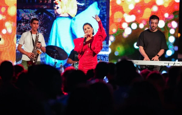 Lalə Məmmədova iddialı libasda konsert verdi - FOTO