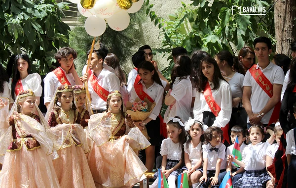 Azərbaycanda  “Son zəng” çalındı... - FOTOREPORTAJ