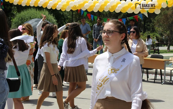 Azərbaycanda  “Son zəng” çalındı... - FOTOREPORTAJ