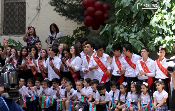 Azərbaycanda  “Son zəng” çalındı... - FOTOREPORTAJ