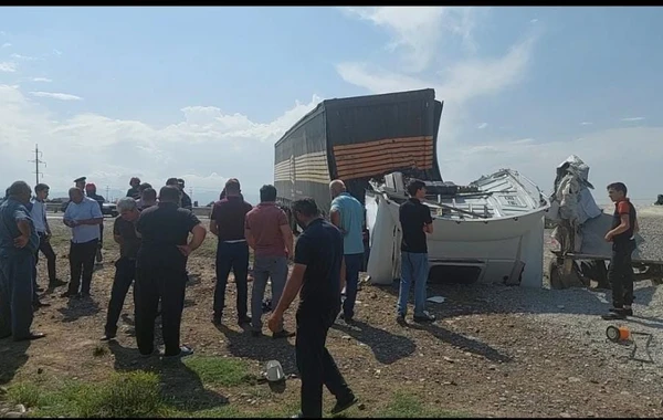 TIR-la KamAZ toqquşdu, ölən var - FOTO