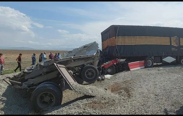 TIR-la KamAZ toqquşdu, ölən var - FOTO