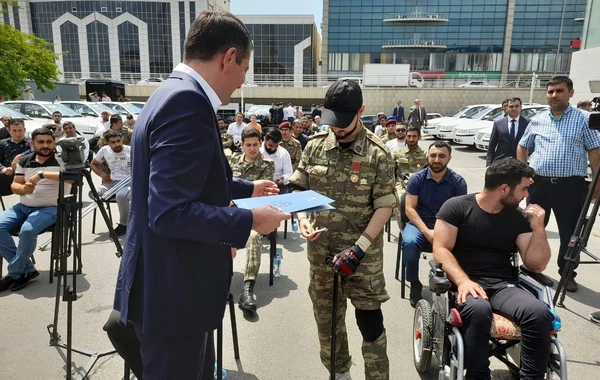 Milli Qurtuluş Günündə qazilərə avtomobillər verilib -FOTO