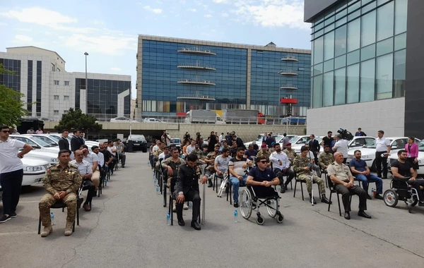 Milli Qurtuluş Günündə qazilərə avtomobillər verilib -FOTO